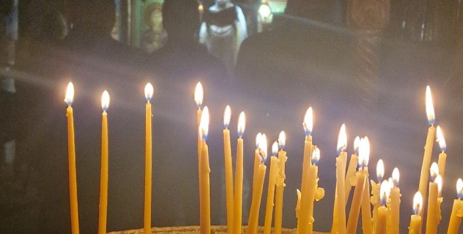 Με λαμπρότητα η Πρώτη Ανάσταση στην Ιερά Μονή Αρχαγγέλου Μιχαήλ Αλμωπίας – Πλήθος πιστών στο ιστορικό προσκύνημα