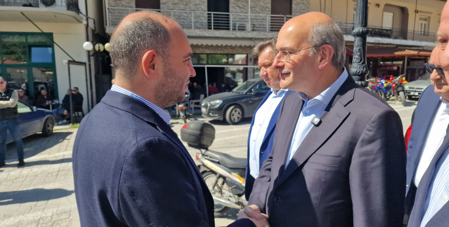 Χαλαρή στιγμή στους Προμάχους – Ο Κωστής Χατζηδάκης προς τον Λάκη Βασιλειάδης: «Σε ψάχνουν οι ψηφοφόροι σου»