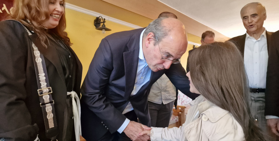 Συγκινητική στιγμή στους Προμάχους – Η μικρή Ειρήνη ευχαρίστησε τον Κωστή Χατζηδακη για το Νηπιαγωγείο