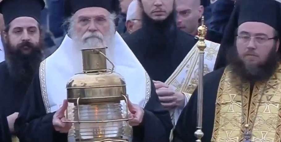 Έφτασε στην Αθήνα το Άγιο Φως