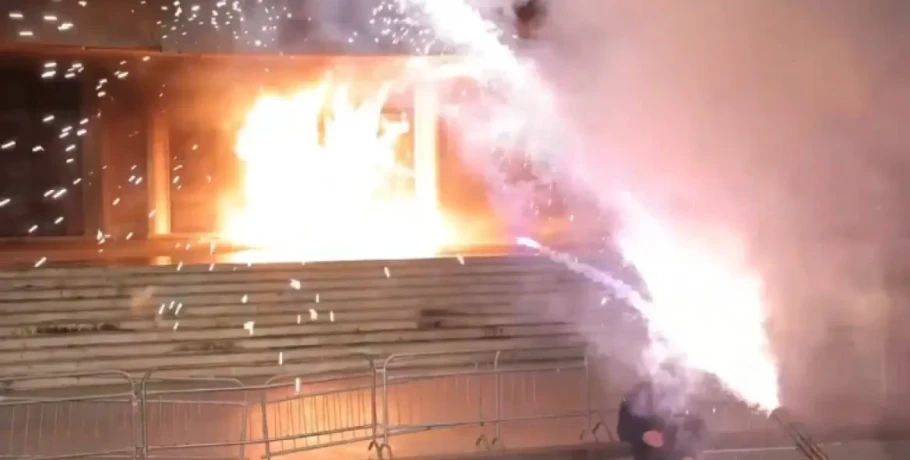 Αλβανία: Ένταση και συγκρούσεις σε αντικυβερνητική πορεία στα Τίρανα