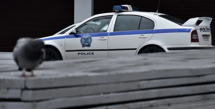 Θεσσαλονίκη: Χειροπέδες σε ιδιοκτήτρια αυτόματου πωλητή προϊόντων κάνναβης που δεν είχε “κόφτη” για ανήλικους