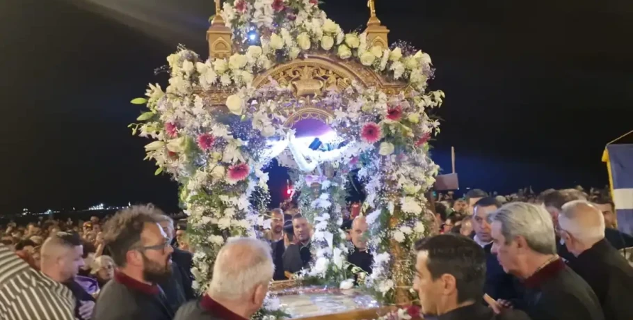 Τι ώρα βγαίνει ο Επιτάφιος σήμερα (10/4), πότε είναι η περιφορά του για τη Μεγάλη Παρασκευή