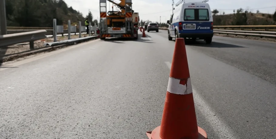 Εργασίες τοποθέτησης κιγκλιδωμάτων στην Εθνική Οδό 16 Θεσσαλονίκης- Γαλάτιστας- Αρναίας- Παλαιοχωρίου από την ΠΚΜ