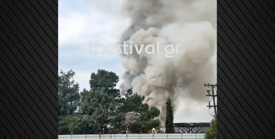 Συναγερμός από το 112 για τη φωτιά στο Ωραιόκαστρο – “Μείνετε σε εσωτερικούς χώρους, κλείστε πόρτες και παράθυρα”