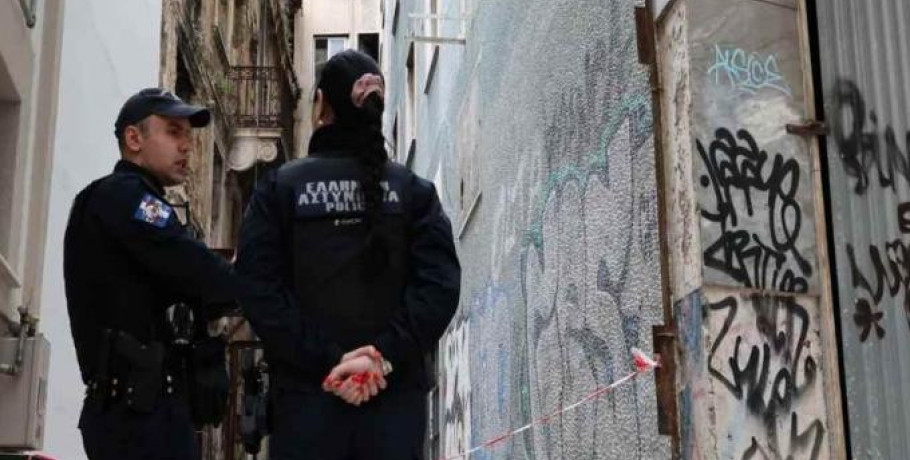 Κάμερα κατέγραψε τι έγινε πριν την πτώση της 30χρονης στην Αθήνα: Ο Ιταλός την έκλεισε έξω από το σπίτι, έσπασε μόνη της το τζάμι