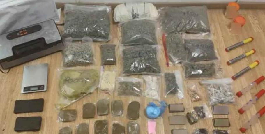 Χειροπέδες σε 27χρονο που παρέλαβε ταχυδρομικό δέμα με 2 κιλά χασίς