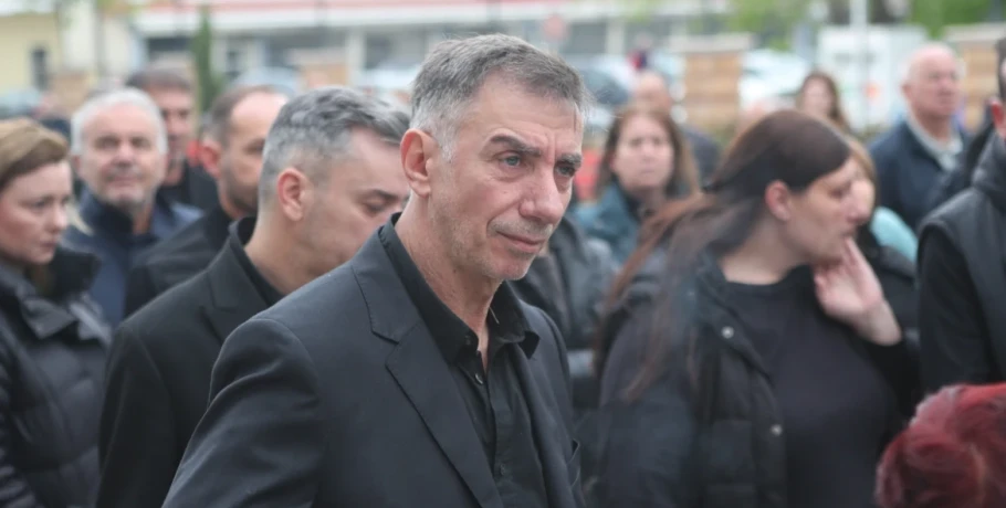 Συγκίνηση στο τελευταίο αντίο για τον Στέφανο Μπορμπόκη, έκλαψε ο αδελφός του