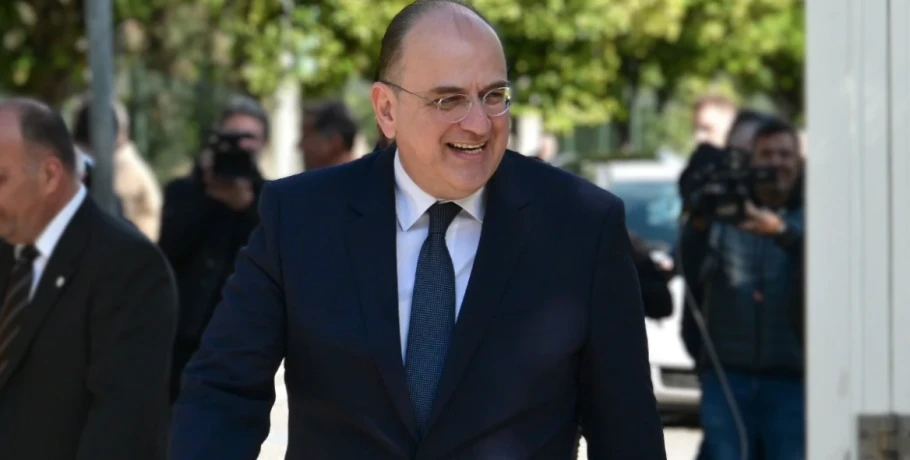 Το παρασκήνιο πίσω από τη στήριξη Λαζαρίδη από την κυβέρνηση ενόψει της συζήτησης στη Βουλή την Πέμπτη