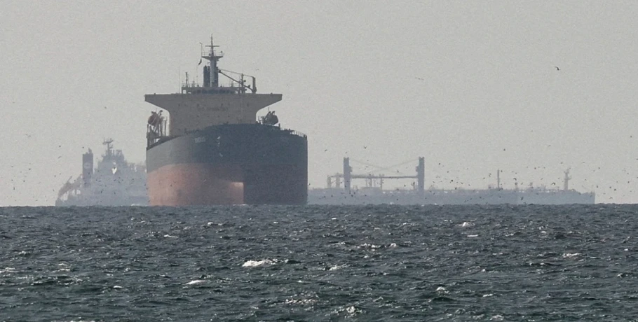 Το Ιράν καλεί τα πλοία να ακολουθούν νέες διαδρομές στα Στενά του Ορμούζ λόγω κινδύνου ναρκών