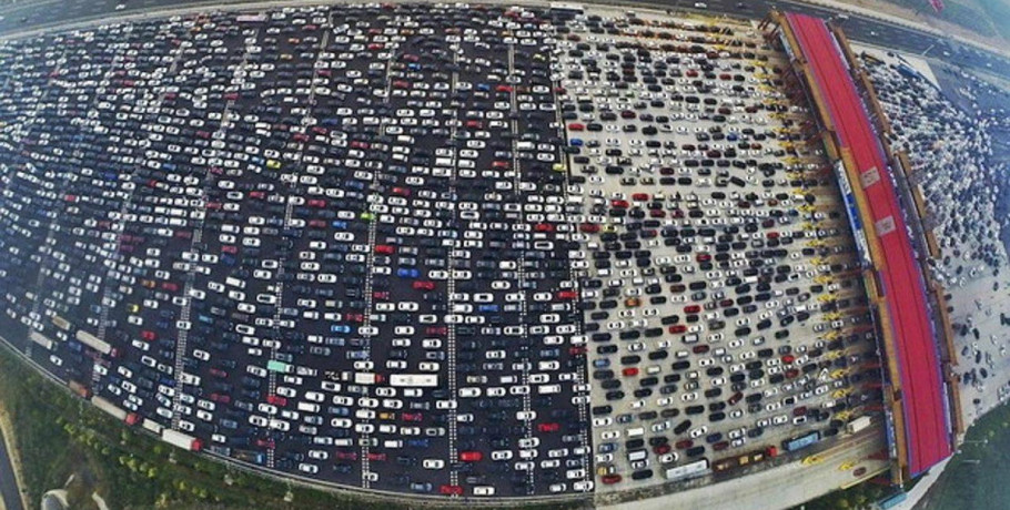 Έμειναν 10 ολόκληρες ημέρες κολλημένοι στην κίνηση -Αυτό είναι το μεγαλύτερο μποτιλιάρισμα της ιστορίας