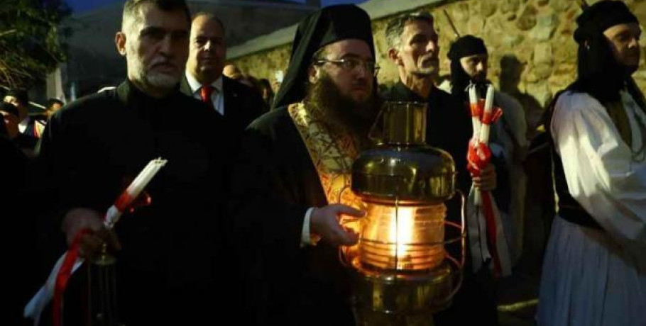 Έφτασε στο Μετόχι του Παναγίου Τάφου το Άγιο Φως - Θα ταξιδέψει σε 18 σημεία σε όλη την Ελλάδα