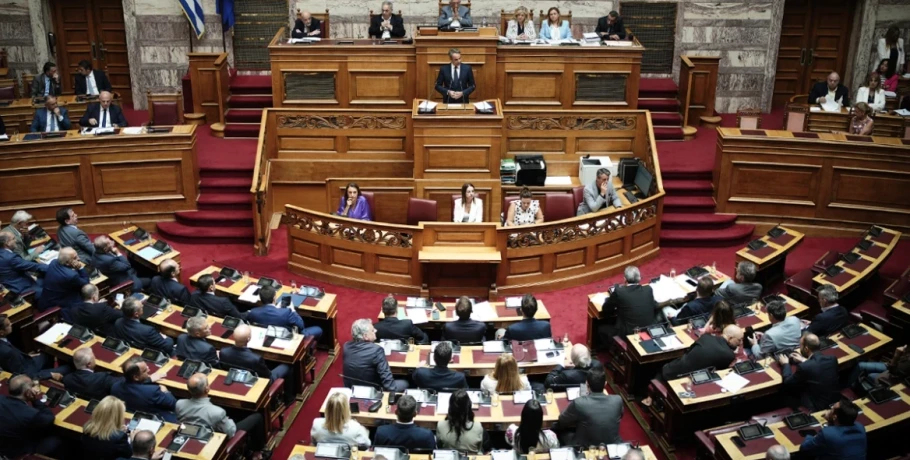 Πολιτικός πυρετός για τη συζήτηση για το κράτος δικαίου στη Βουλή την Πέμπτη: Με θεσμικές τομές η ΝΔ, το ενδεχόμενο πρότασης μομφής ζυγίζει η αντιπολίτευση