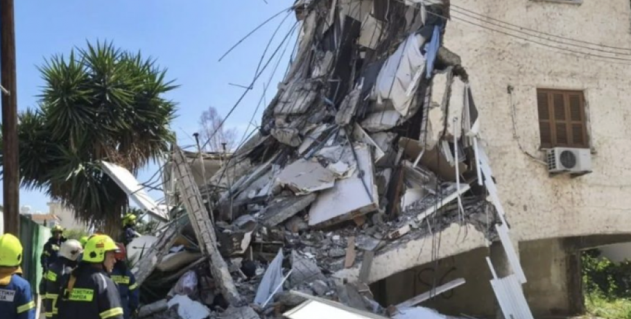 Κατέρρευσε διώροφη πολυκατοικία στην Κύπρο - Αναφορές για ένα εγκλωβισμένο άτομο