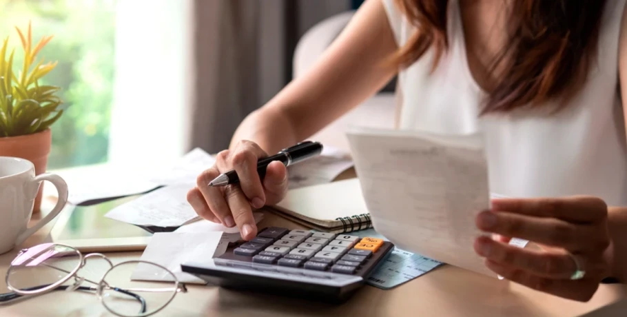 Τα νέα όρια, τα ποσά και τα «ψιλά γράμματα» για συντάξεις, ενοίκια και οικογένειες με παιδιά