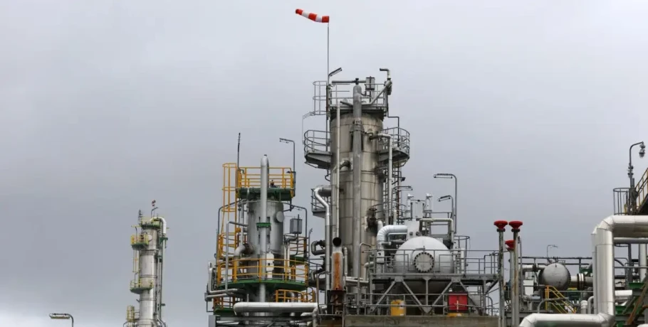 Το πετρέλαιο συνεχίζει πάνω από τα 100 δολάρια – Η αγορά ανησυχεί για το αδιέξοδο στις ειρηνευτικές επαφές και τον αποκλεισμό των Στενών του Ορμούζ