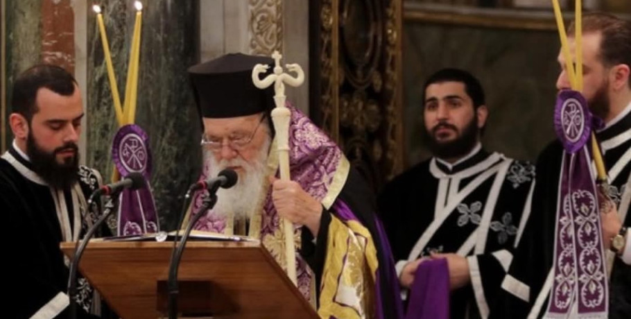 Ο διάκονος Φιλάρετος Απόστολου στο πλευρό του Αρχιεπισκόπου την Μεγάλη Παρασκευή