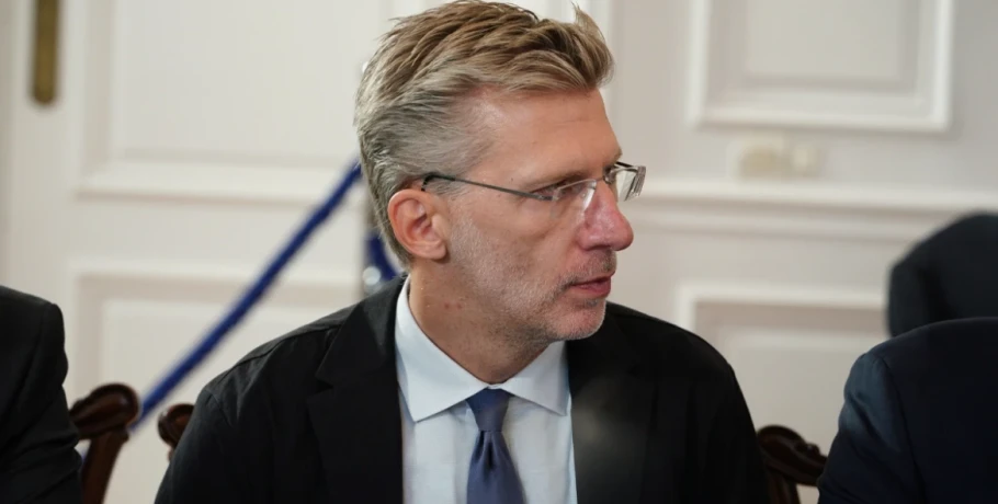 Το Μαξίμου ορθώνει «τείχος προστασίας» στον Σκέρτσο και δίνει πράσινο φως στους ελεγχόμενους βουλευτές για τα ψηφοδέλτια