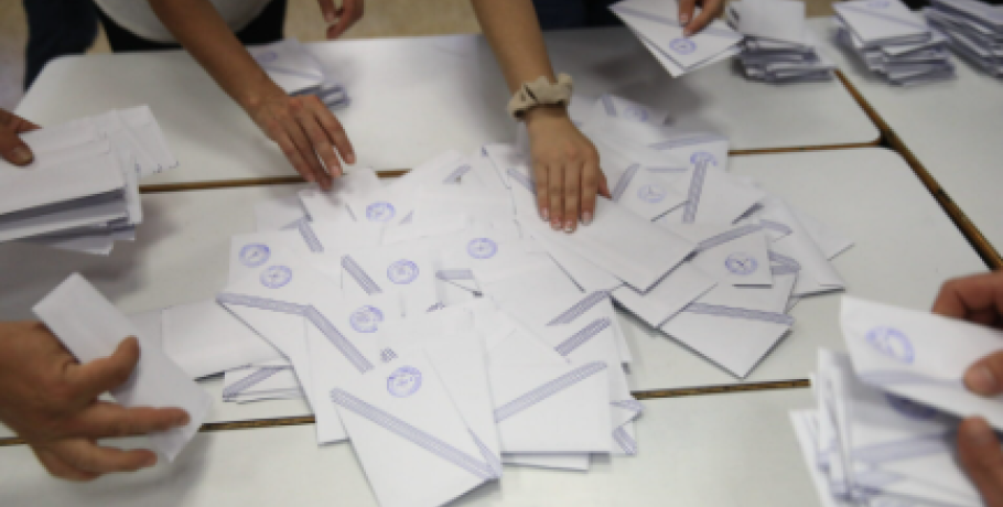 Δημοσκόπηση Interview: «Διχασμένοι» οι πολίτες με το ενδεχόμενο πρόωρων εκλογών – Κάμψη στο ποσοστό της ΝΔ