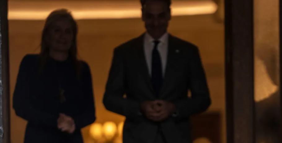 Στον «Ευαγγελισμό» ο Μητσοτάκης για τη νοσηλεία της συζύγου του