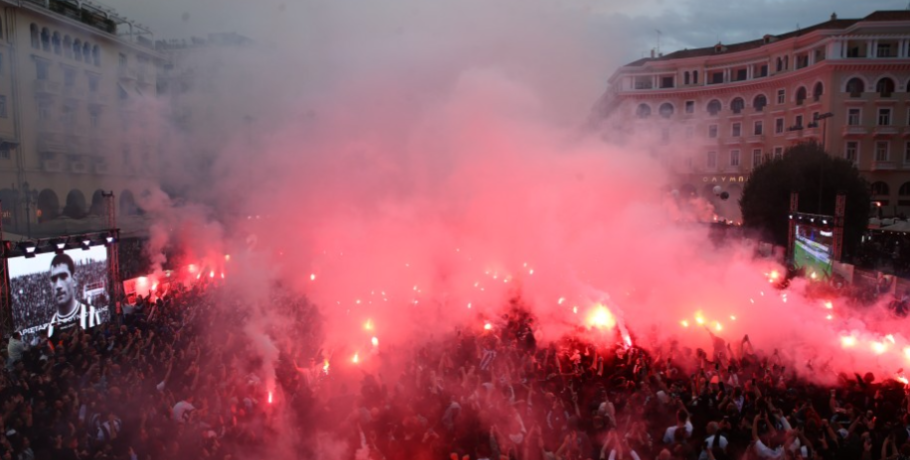 Το τρομερό pyro show των οπαδών του ΠΑΟΚ στην Πλατεία Αριστοτέλους