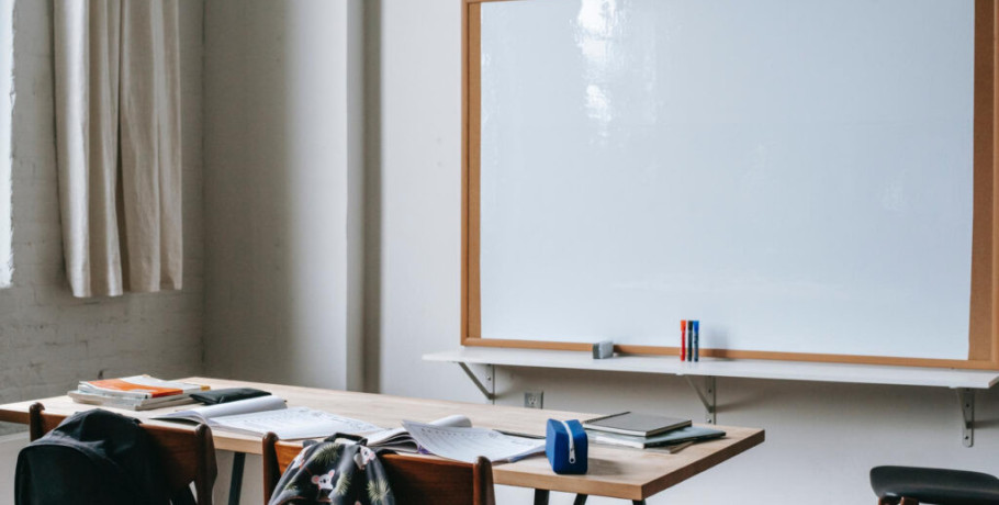 Νίκη: Να φύγουν οι οθόνες από Νηπιαγωγεία και Δημοτικά