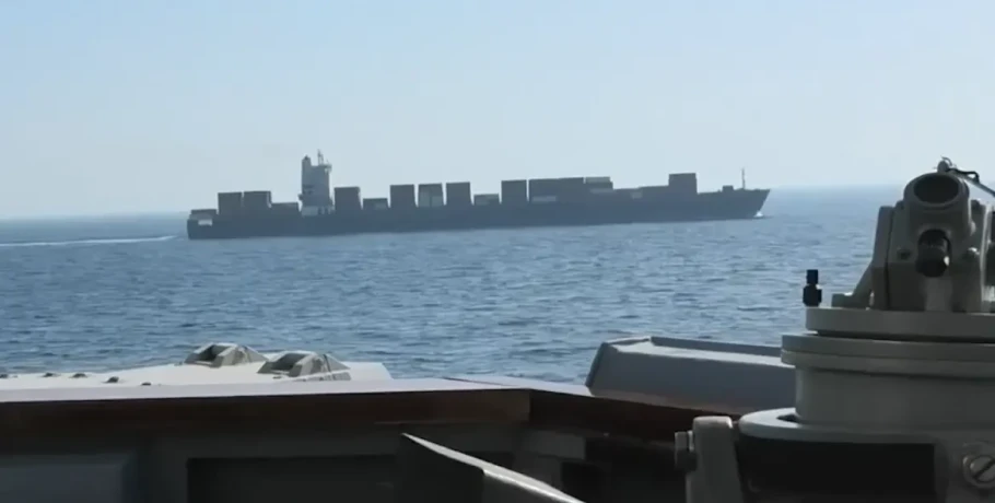 «Εκκενώστε το μηχανοστάσιο, ετοιμαζόμαστε για πυρά ακινητοποίησης»: Aντιτορπιλικό των ΗΠΑ σταμάτησε ιρανικό πλοίο που επιχείρησε να σπάσει τον αμερικανικό αποκλεισμό