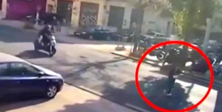 Μάχη για τη ζωή της δίνει η 16χρονη που παρασύρθηκε από σκούτερ στη Λιοσίων – Η εγκατάλειψη, ο ανήλικος Σουδανός και το βαρύ του παρελθόν