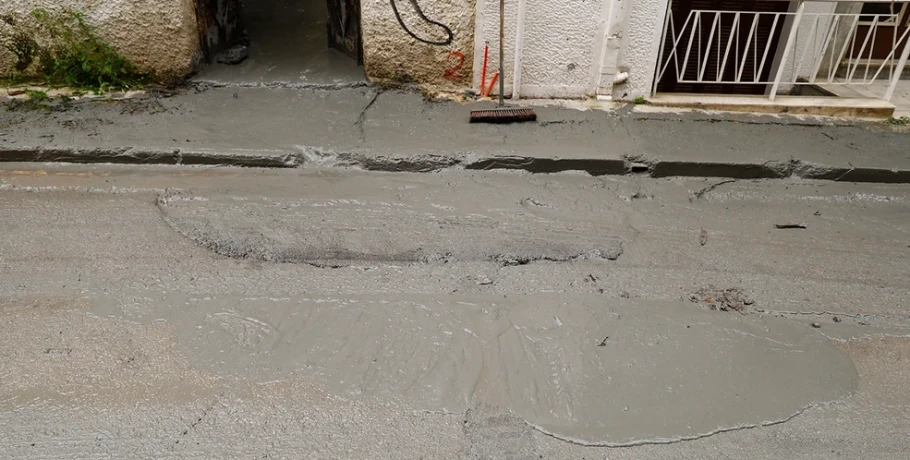 Κυψέλη: Πλημμύρισαν δρόμοι με υγρό τσιμέντο – Αναβλύζει ασταμάτητα από την αυλή εγκαταλελειμμένου κτιρίου