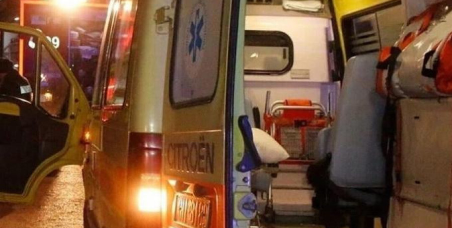 Βόλος: Ασθενοφόρο έπιασε φωτιά στην εθνική οδό - Στο νοσοκομείο το πλήρωμα