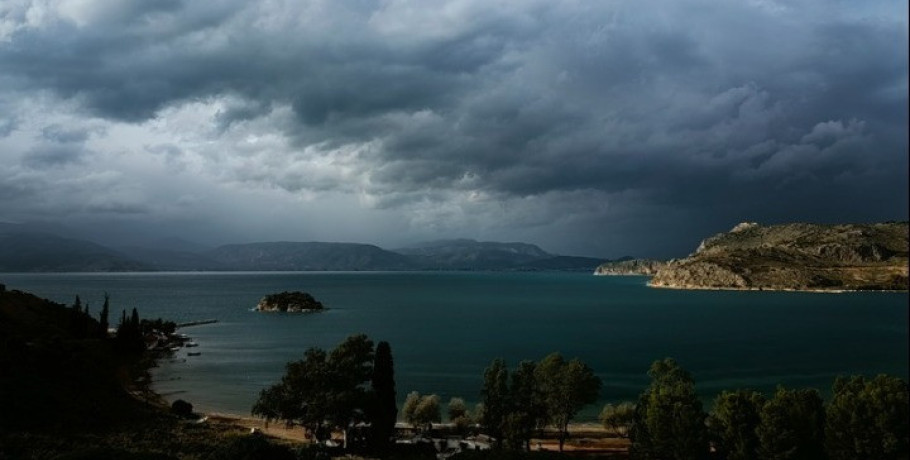 Νεφώσεις παροδικά αυξημένες σε όλη τη χώρα - Αφρικανική σκόνη στα κεντρικά και τα νότια