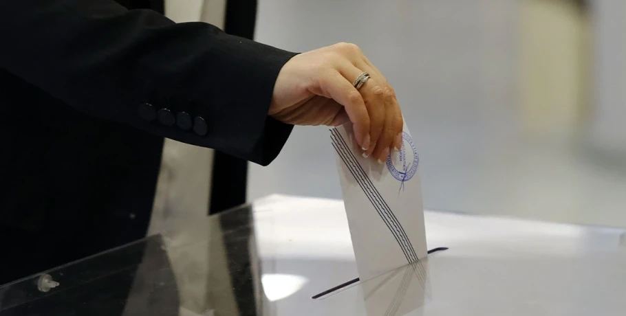 Δημοσκόπηση RealPolls: Στο 30,6% η ΝΔ, ανεβαίνουν Τσίπρας και Καρυστιανού, το σενάριο πρόωρης κάλπης