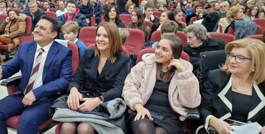 Η δύναμη της μητρότητας πίσω από μια οικογένεια προσφοράς