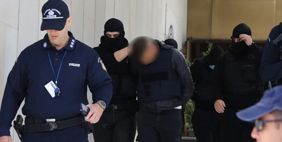 Στο Ναυτοδικείο Πειραιά ο 20χρονος που σκότωσε τον 27χρονο στον Άγιο Δημήτριο