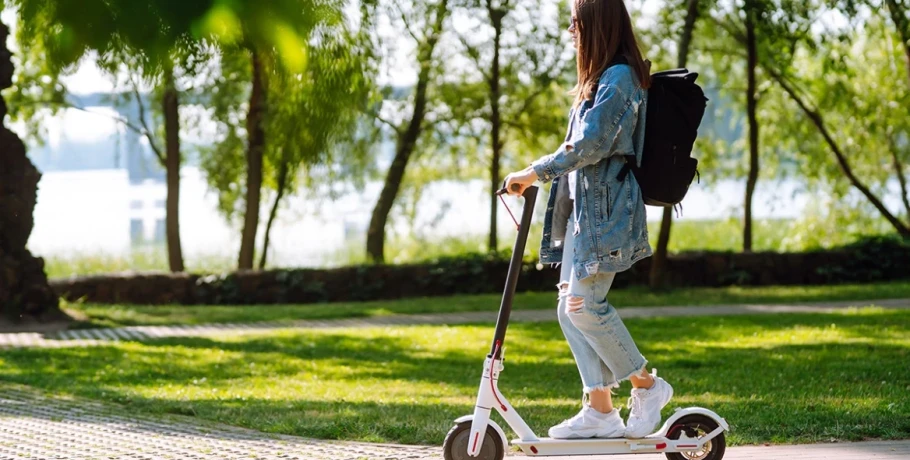 Χάος με τα ηλεκτρικά πατίνια στους δρόμους: Γεμίζουν τα επείγοντα με ανήλικους