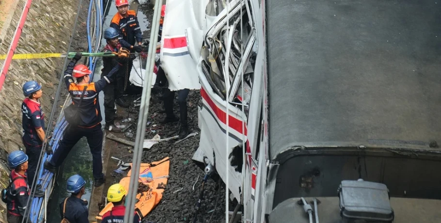 Σιδηροδρομική τραγωδία στην Ινδονησία: Τουλάχιστον 14 νεκροί από τη σύγκρουση τρένων