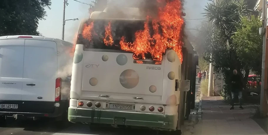 Φωτιά σε εν κινήσει αστικό λεωφορείο στο Ίλιον