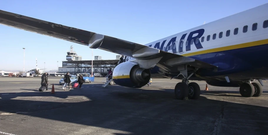 Έκτακτη σύσκεψη για τις πτήσεις στο αεροδρόμιο Μακεδονία: Αναβρασμός για το ενδεχόμενο να κλείσει η βάση της Ryanair