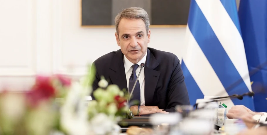 Ο Μητσοτάκης ορθώνει «τείχος προστασίας» για επιτελικό κράτος και υπουργούς, αλλά οι βουλευτές της ΝΔ συνεχίζουν τις τροχιοδεικτικές βολές