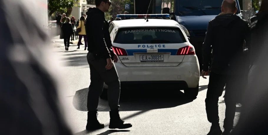 Ψάχνουν τον άνδρα που έσπασε το πόδι 22χρονης γιατί αργούσε να παρκάρει