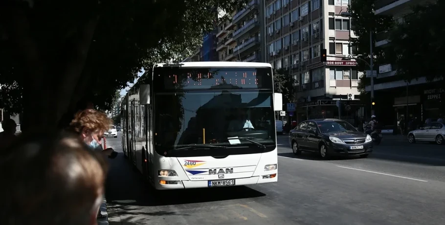 Θεσσαλονίκη: Ανήλικοι πέταξαν πέτρες σε εν κινήσει αστικό λεωφορείο και έσπασαν τα τζάμια του