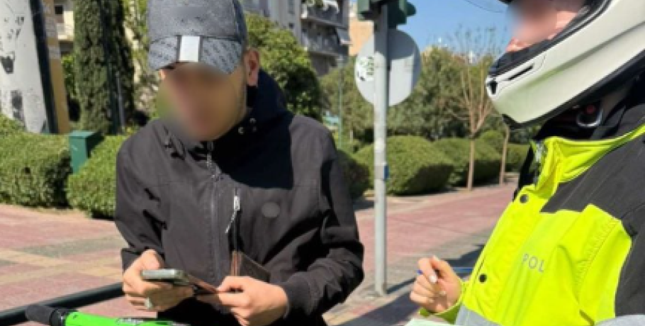 Εξόρμηση της τροχαίας για τα ηλεκτρικά πατίνια – Συνελήφθη οδηγός που κινούνταν με 72 χλμ/ώρα στη Συγγρού