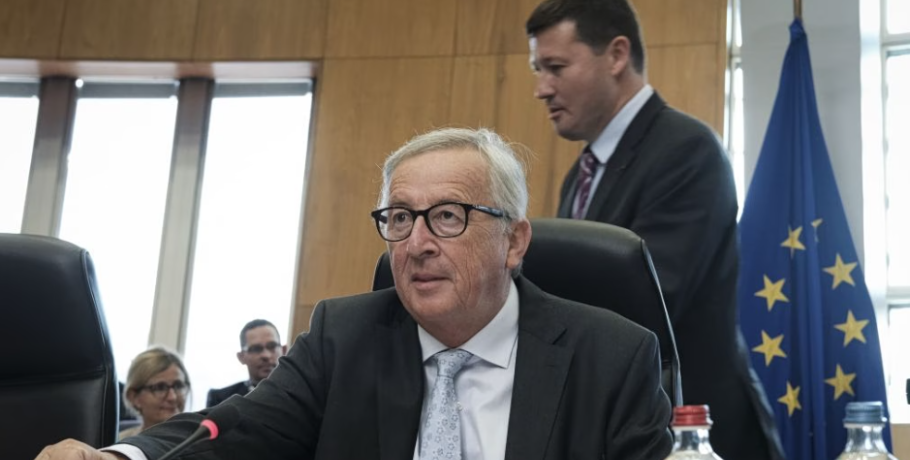 Ζαν-Κλοντ Γιούνκερ στα «ΝΕΑ»: Η Ευρώπη δεν πρέπει να γονατίζει μπροστά στις ΗΠΑ»
