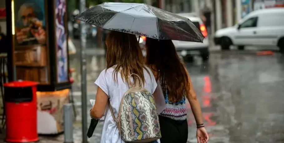 Αλλάζει ο καιρός: Πού θα χτυπήσουν βροχές και καταιγίδες τις επόμενες ώρες