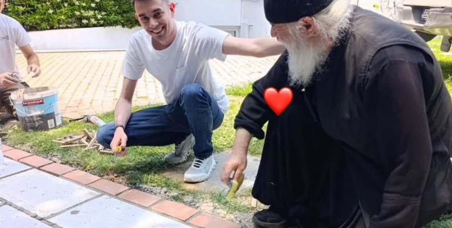 Συγκινητική στιγμή στην αυλή του σπιτιού του Κώστα Σαμαρά