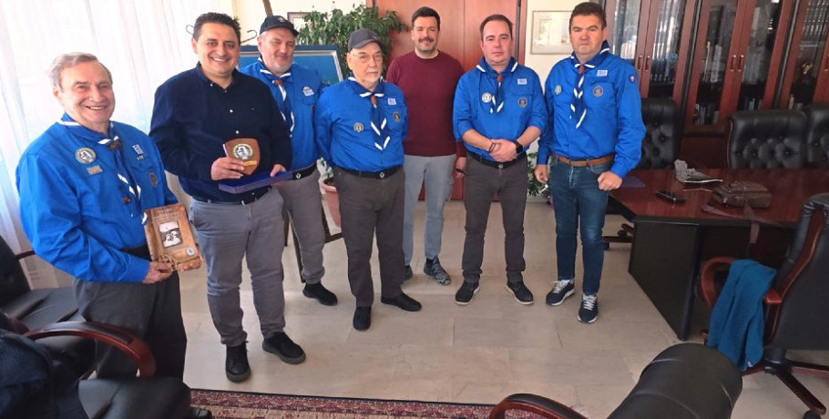 Τιμητική πλακέτα στον Δήμαρχο Γιάννη Τσεπκεντζή από την Ένωση Παλαιών Προσκόπων Έδεσσας