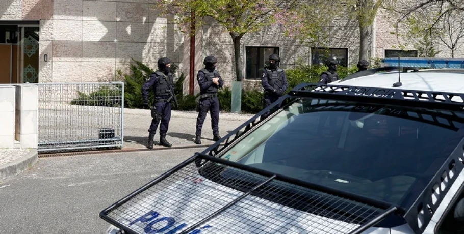 Συνελήφθησαν η μητέρα και ο σύντροφός της που εγκατέλειψαν σε αυτοκινητόδρομο στην Πορτογαλία τα δύο ανήλικα παιδιά