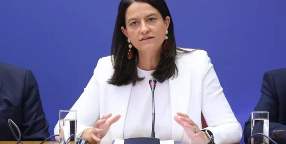 Κεραμέως για νομοσχέδιο για ίση αμοιβή ανδρών – γυναικών: Ποιες αλλαγές φέρνει
