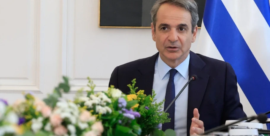 Ο Μητσοτάκης βάζει απέναντι Τσίπρα, Ανδρουλάκη και Καρυστιανού ως «πολιτική Bαβέλ» και αντιπαραβάλλει την πολιτική σταθερότητα