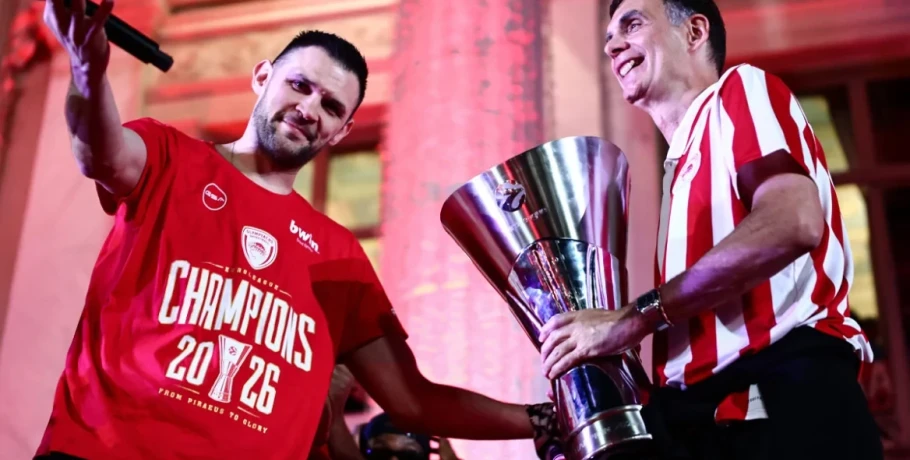 Η τιμητική κίνηση του Παπανικολάου προς τον Μπαρτζώκα, το σύνθημα που είπε και το ευχαριστώ του που συγκίνησε